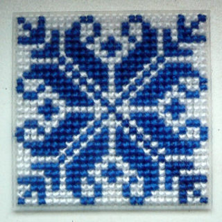 Modro-bílý ornament